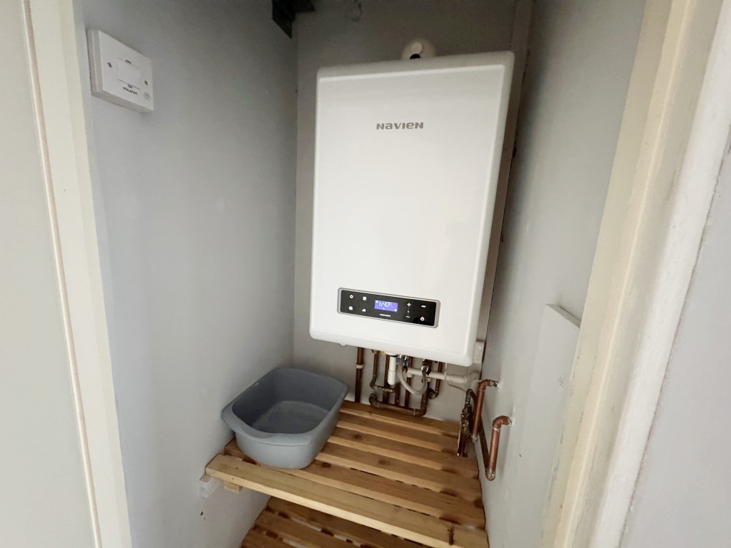 Lot: 137 - THREE-BEDROOM MID-TERRACE HOUSE INVESTMENT - Boiler